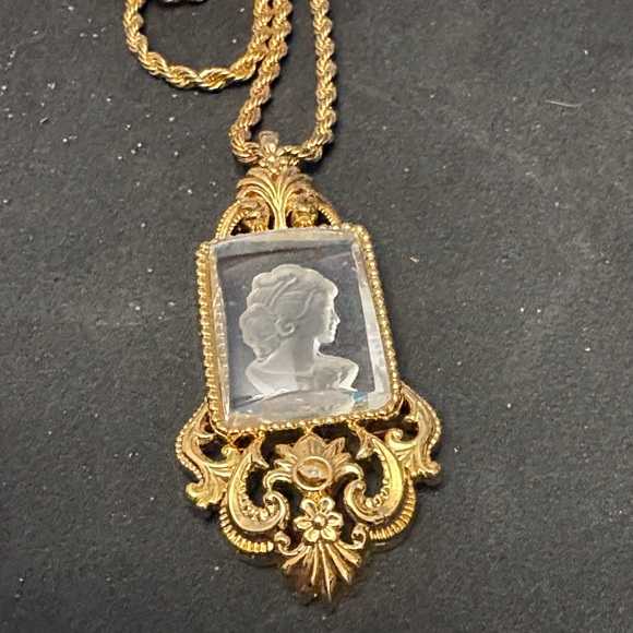 Elegant Gold Colour Signed Edger Berebi Cameo Pendant Necklace (Rare And Unique) - Picture 4 of 13